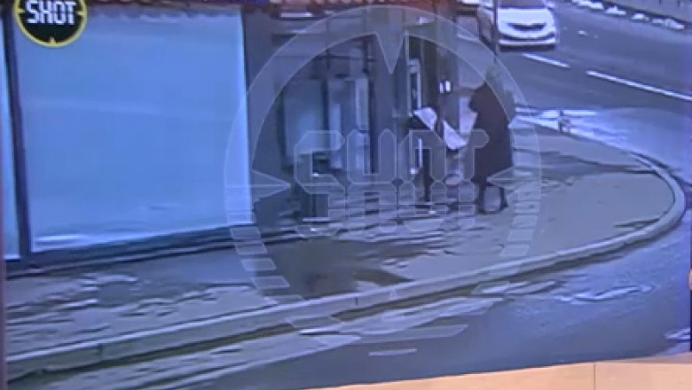 Cine este presupusa ucigasa a vloggerului rus Vladlen Tatarski. A fost filmata cu doar cateva secunde inainte de explozie Imagine