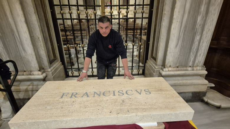 Cine este romanul care a contribuit la amenajarea mormantului papei Francisc si cum a ajuns sa se ocupe de cripta suveranului pontif Imagine