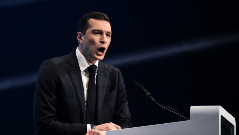 Cine il mai poate opri pe noul star al extremei drepte din Franta, Jordan Bardella. Protejatul lui Le Pen il sperie chiar si pe Macron Imagine