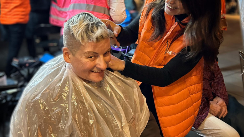 Cine sunt frizerii care ofera tunsori gratuite persoanelor fara adapost: "Imi place sa vada cum li se lumineaza chipurile" Imagine