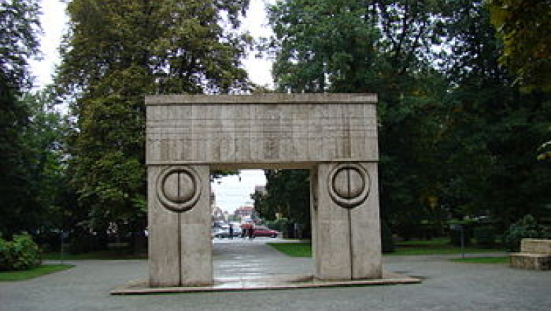 Cine sunt membrii comisiei care va verifica restaurarea „Portii Sarutului” Imagine