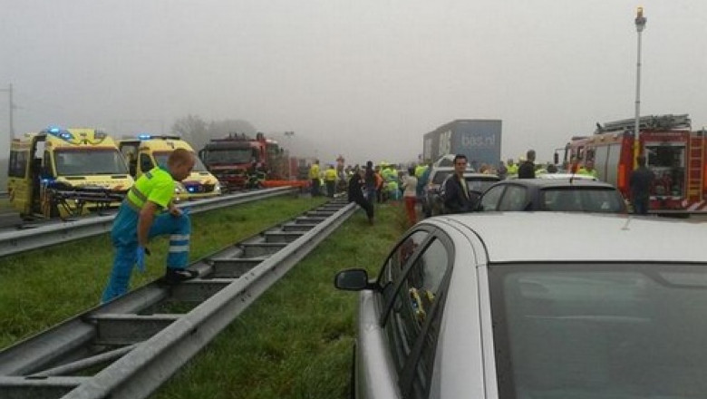 Ciocniri in lant pe o autostrada din Olanda. Aproape 150 de masini au fost implicate Imagine