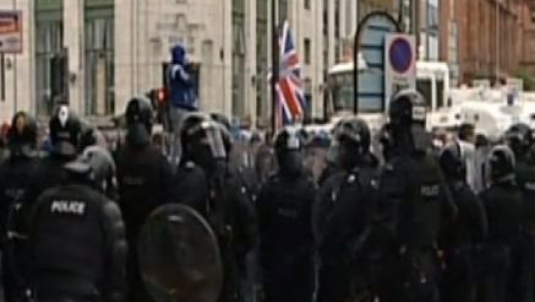 Ciocniri la Belfast. Sase oameni au fost raniti in urma unor confruntari cu politistii Imagine