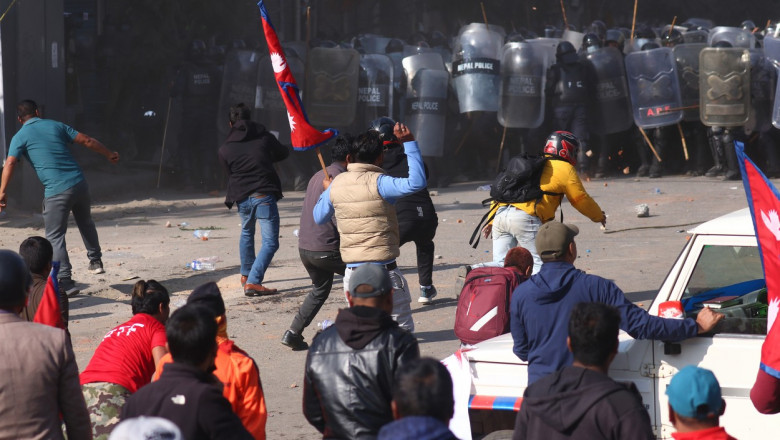 Ciocniri violente intre politie si protestatarii nepalezi care cer reinstaurarea monarhiei Imagine