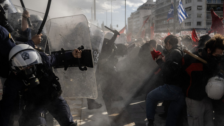 Ciocniri violente intre studenti si politie la Atena, inainte de votul pentru legea privind universitatile private Imagine