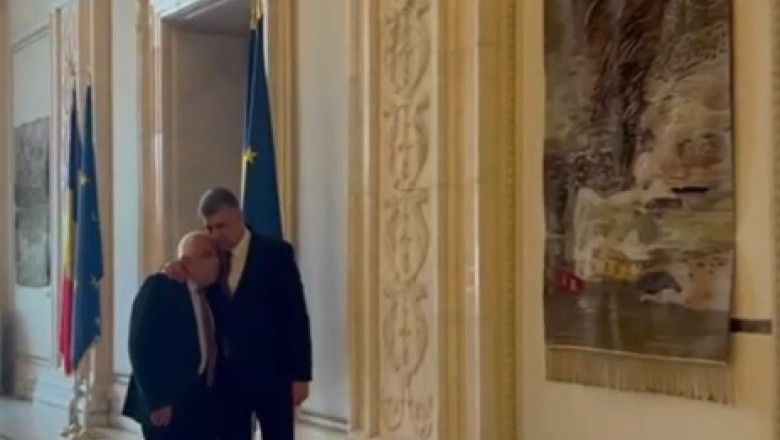 Ciolacu l-a pupat si l-a imbratisat pe "nea Petrica" pe holurile Parlamentului Imagine