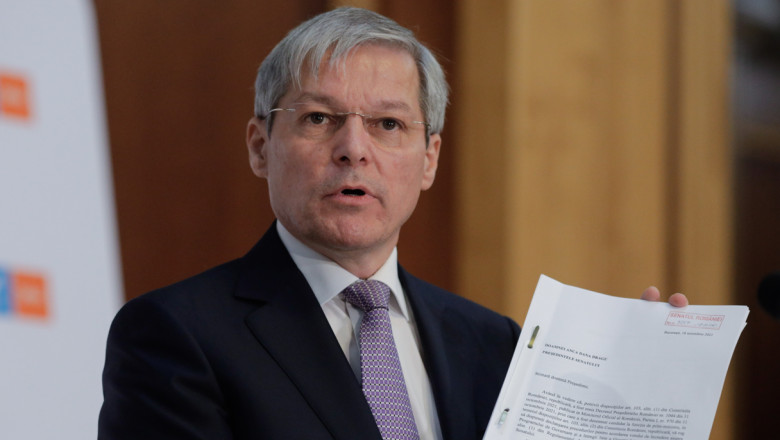 Ciolos il critica pe Ciolacu pentru masurile fiscale: Omoara o parte din clasa de mijloc. Nu se iau decizii la sprituri cu colegii Imagine