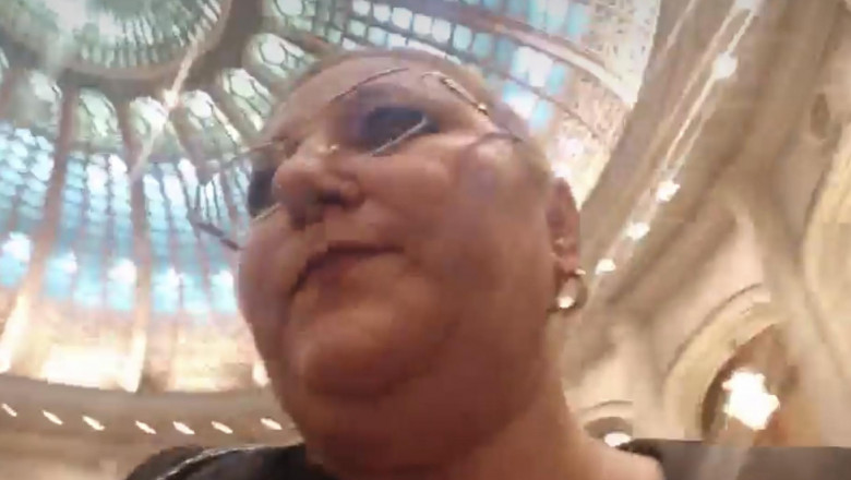 Circ facut de Diana Sosoaca, in momentul intonarii imnului Europei in Parlamentul Romaniei: „Jos Europa! Sictir AUR!” Imagine