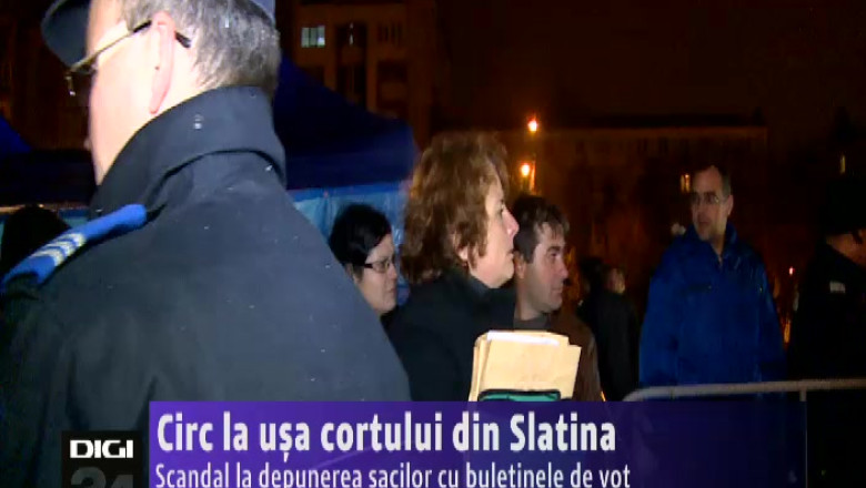 Circ la usa cortului din Slatina. Scandal la depunerea sacilor cu buletinele de vot   Imagine