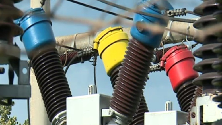 Circa 1.500 de salariati ai Electrica Serv risca sa isi piarda locurile de munca Imagine