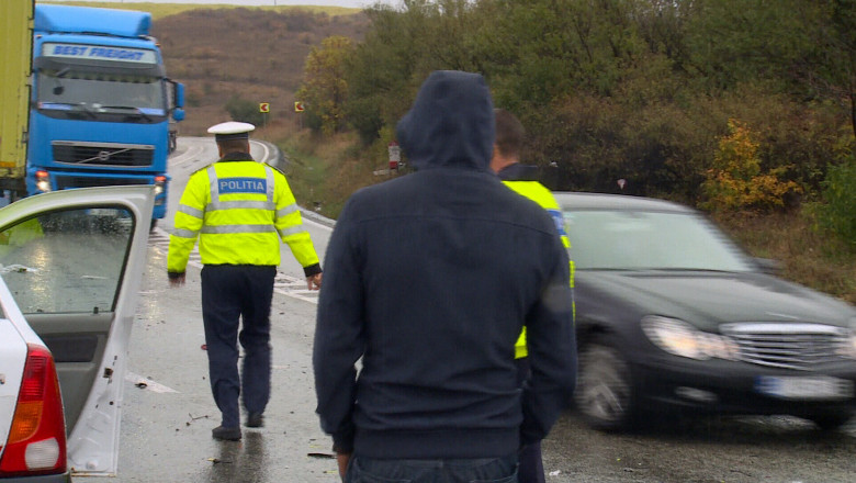 Circulatia a fost blocata pe Valea Oltului. Un tir a derapat si s-a rasturnat pe carosabil Imagine