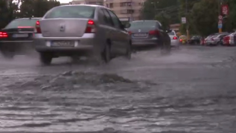 Circulatia pe drumurile publice a fost paralizata din cauza ploii torentiale Imagine