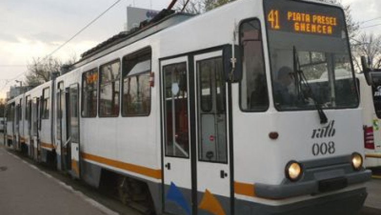 Circulatia tramvaielor 41 din Capitala, blocata dupa ce o camioneta a intrat pe sine Imagine