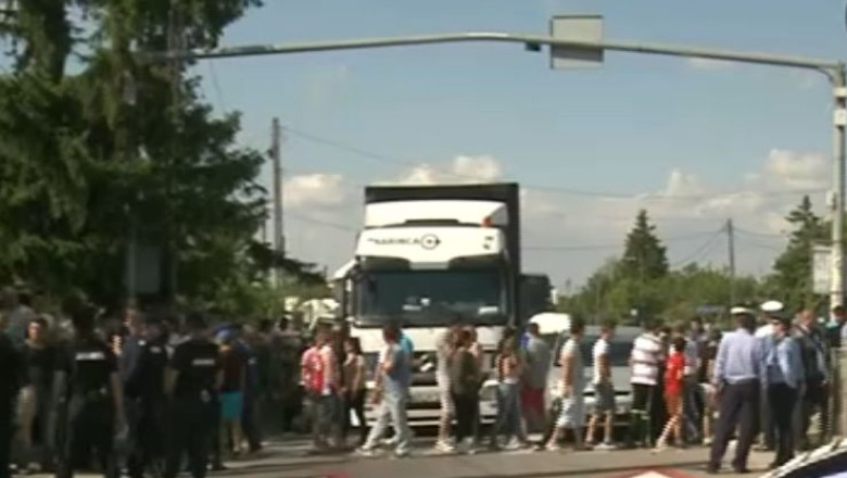 Circulatie blocata pe drumul european E70. Zeci de localnici din Uzunu au cerut autoritatilor sa le fie reparate strazile Imagine