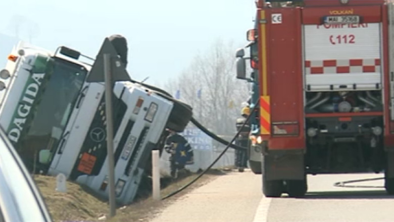 Circulatie blocata pe Valea Oltului, dupa ce un tir s-a rasturnat pe sosea Imagine