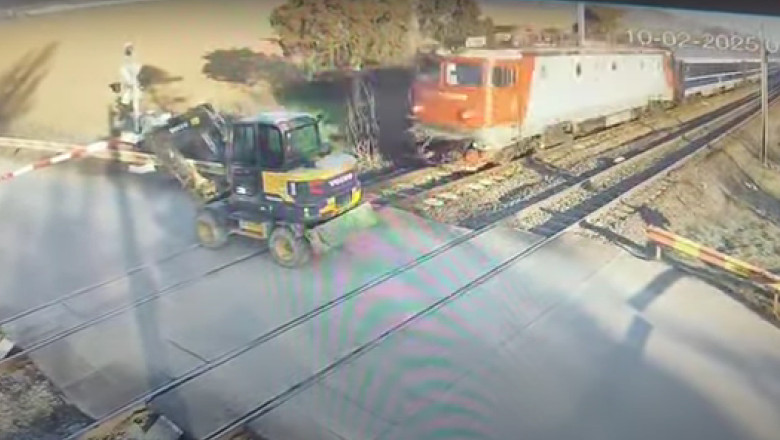 Circulatie feroviara blocata pe ruta Bucuresti - Ploiesti. Momentul in care un excavator a fost lovit de tren pe calea ferata Imagine