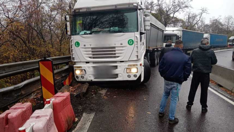 Circulatie restrictionata pe Valea Oltului, dupa ce un TIR incarcat cu cereale a derapat, a lovit un parapet si a ramas blocat pe sosea Imagine