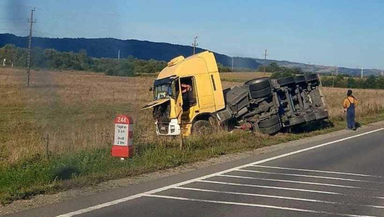 Cisterna cu acid sulfuric, rasturnata pe DN 1 in judetul Brasov. Traficul rutier, deviat pe rute ocolitoare Imagine