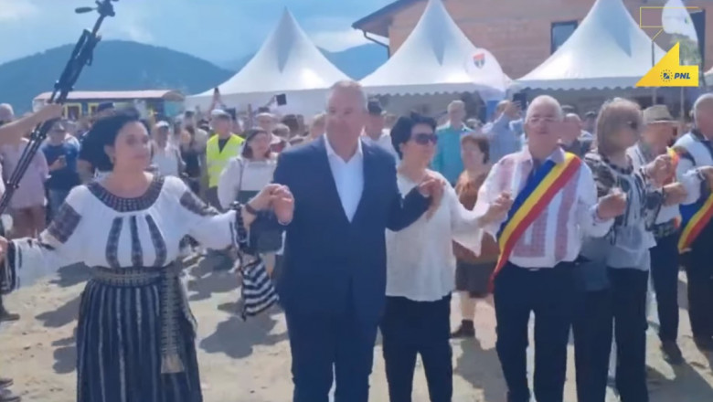 Ciuca a jucat in hora, la festivalul Hora de la Prislop: „PNL va fi si mai departe un promotor al valorilor si intereselor Romaniei” Imagine