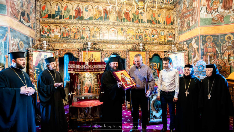 Ciuca a vizitat manastirea Voronet si a primit "Crucea Bucovinei" pentru "sustinerea bisericii" Imagine