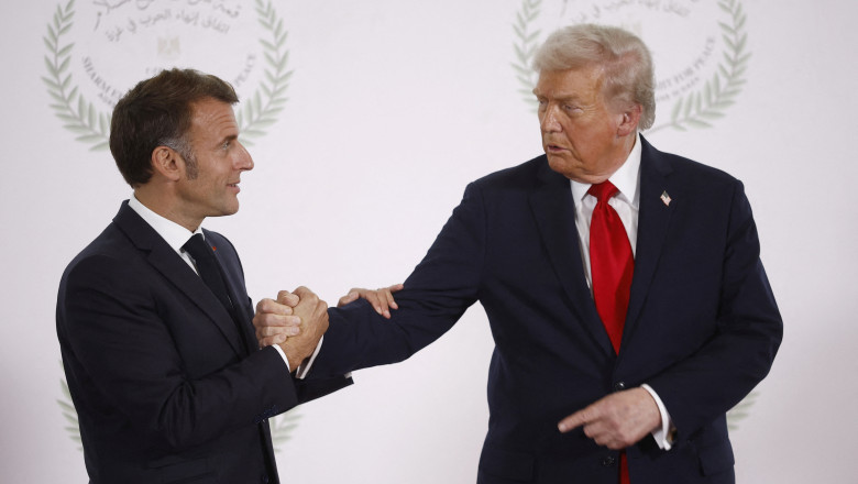Ciudata strangere de mana dintre Trump si Macron, moment viral pe Internet Imagine