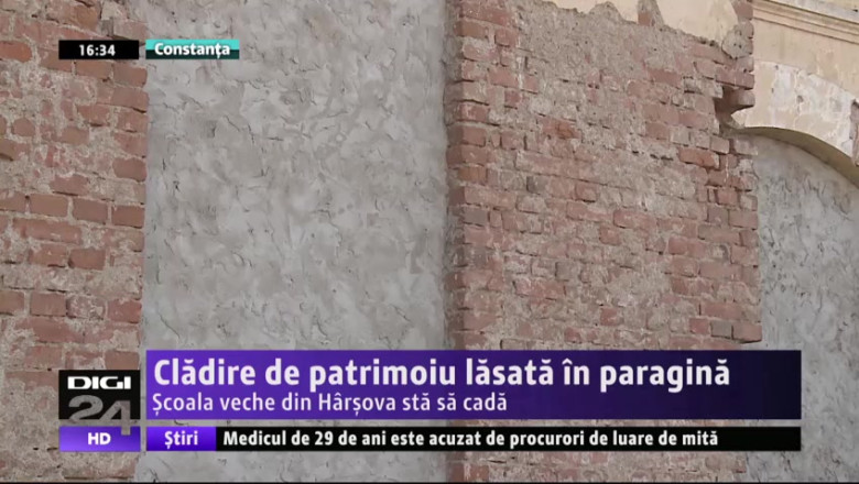 Cladire de patrimoiu lasata in paragina. Scoala veche din Harsova sta sa cada  Imagine