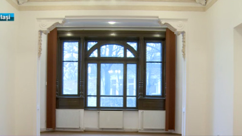 Cladire monument istoric, cu lacatul pe usa. Casa Garabet Ciomac este una dintre cele mai frumoase cladiri istorice din Botosani Imagine