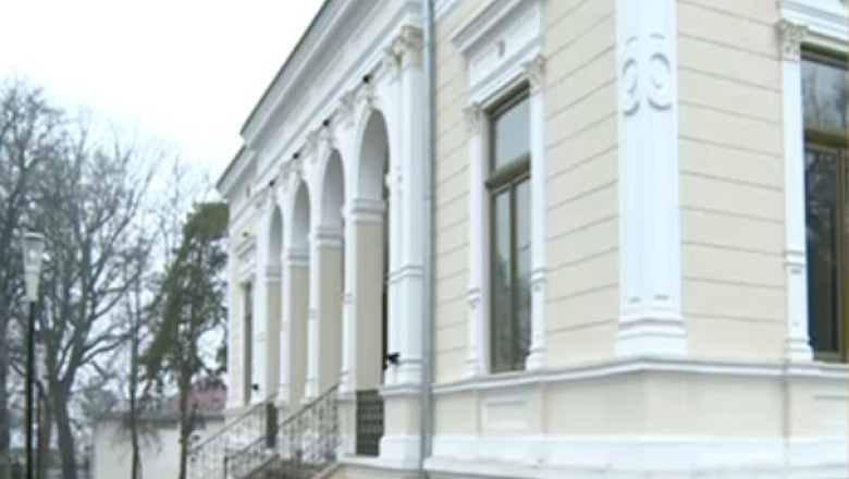 Cladire monument istoric cu lacatul pe usa Imagine