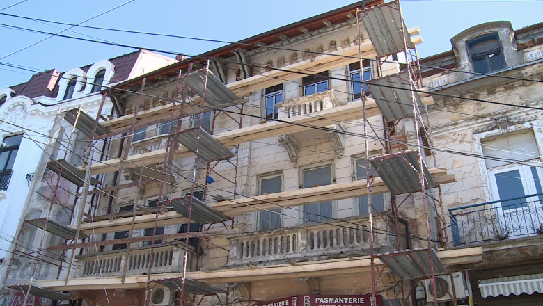 Cladiri reabilitate pentru festival, in centrul Craiovei. Blocurile sunt zugravite benevol de o firma de constructii Imagine