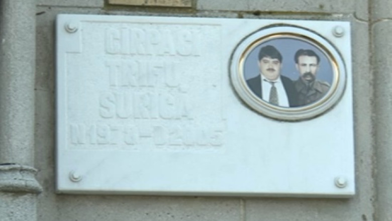 Clan de romi, stapan pe cimitire. Pe capela unei familii germane apar fotografiile unor romi Imagine