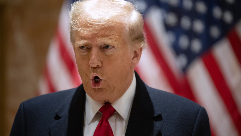 „Clar are dementa”. Fotografia bizara postata de Trump pe internet. Si-a intrebat fanii daca seamana cu Elvis Presley Imagine