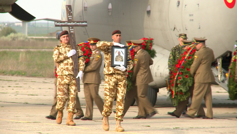 Claudiu Vulpoiu a fost repatriat. Pe aeroportul din Craiova a avut loc un ceremonial militar Imagine