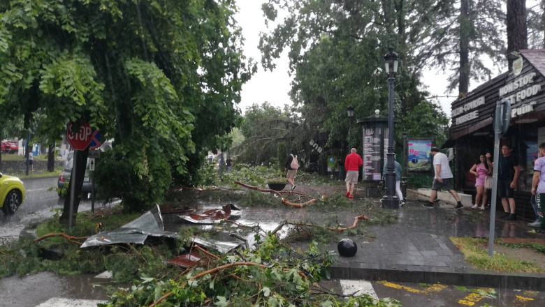 Climatolog: Furtuna puternica din Sinaia a fost neobisnuita ca intensitate. Aceste fenomene extreme se vor inmulti Imagine