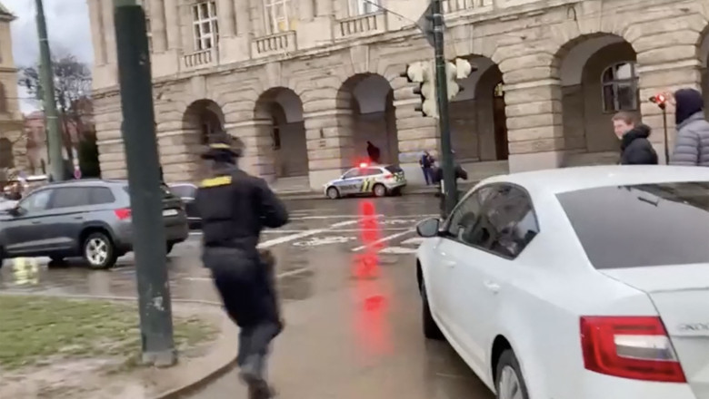 Clipe dramatice din timpul atacului de la Praga. Ucigasul trage de pe universitate, studenti se ascund pe marginea cladirii Imagine