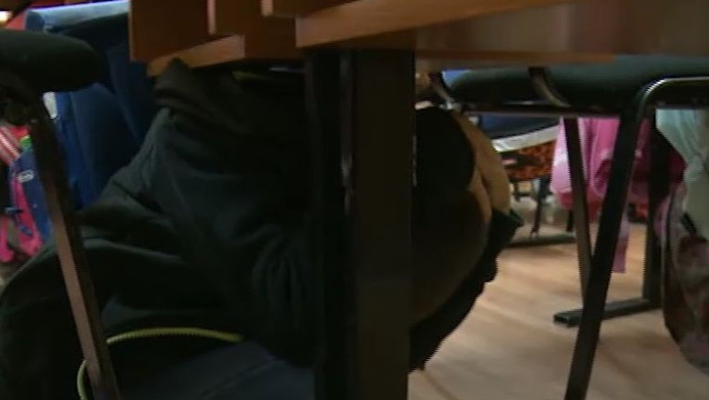 Clopotelul nu a anuntat pauza in scolile timisorene! Copiii s-au bagat sub banci: simulare de cutremur Imagine