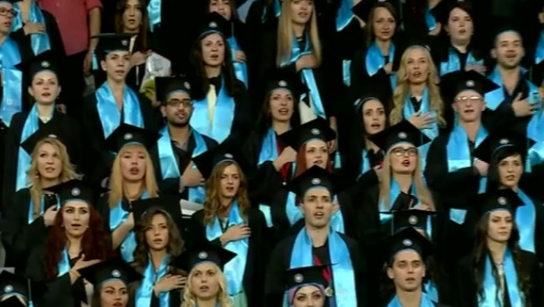 Cluj. Viitorii medici au depus juramantul pe stadion. Multi romani vor sa munceasca in afara, strainii vor sa ramana Imagine