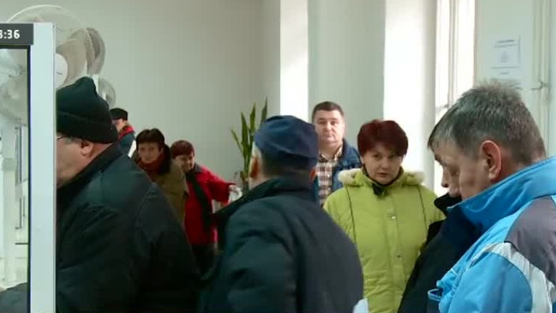 Clujenii stau la coada sa isi plateasca impozitele Imagine