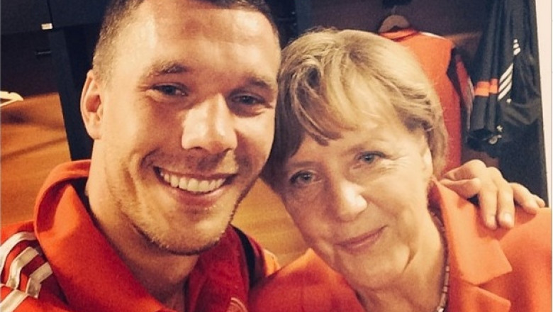 CM Brazilia 2014. Podolski, „selfie” cu Angela Merkel. Cancelarul i-a felicitat la vestiare pe jucatorii Germaniei Imagine