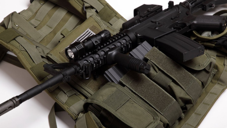 CNN: Infractori, luptatori voluntari si traficanti de arme din Ucraina au furat anul trecut arme si echipamente furnizate de Occident Imagine