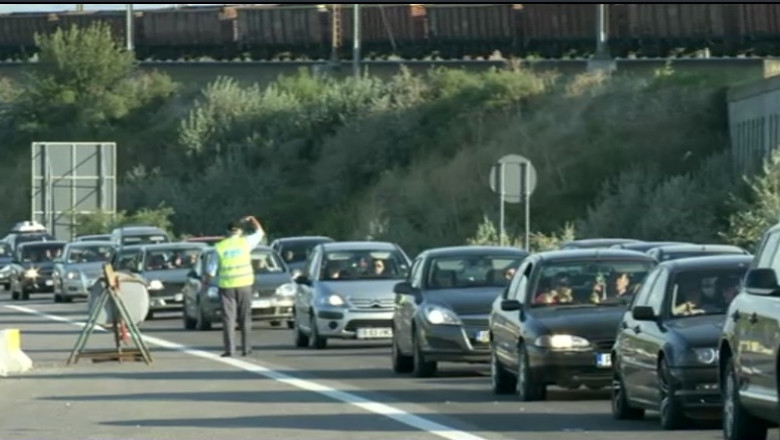 Coada de 10 km la podul de la Fetesti Imagine
