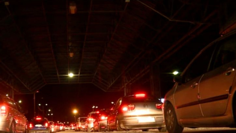 Coada de opt kilometri la Vama Nadlac Imagine