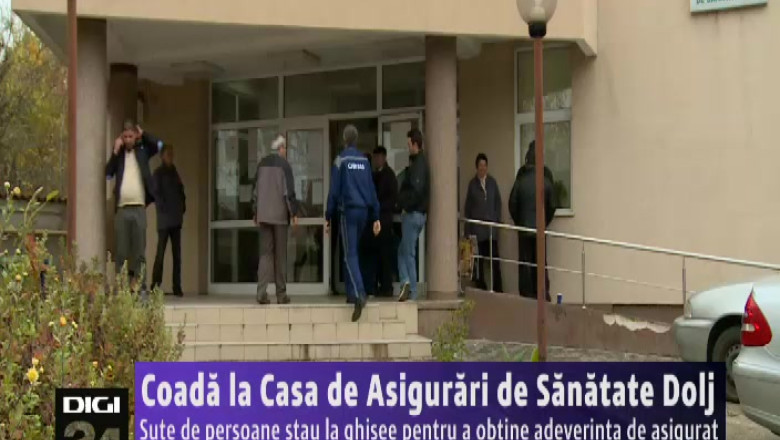 Coada la Casa de Asigurari de Sanatate Dolj. Sute de persoane stau la ghisee pentru a obtine adeverinta de asigurat Imagine