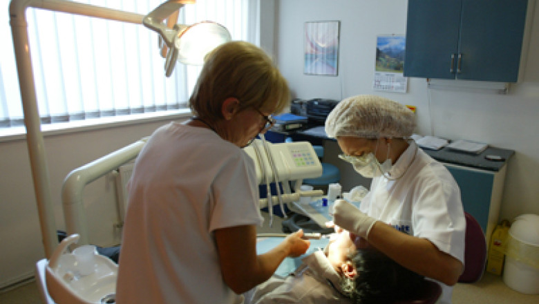 Coada la dentist. Romanii plecati strainatate isi trateaza dantura acasa, pentru ca e mai ieftin Imagine