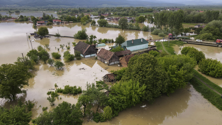 Cod galben de inundatii in mai multe zone din tara. 11 localitati din noua judete, afectate in ultimele 24 de ore Imagine