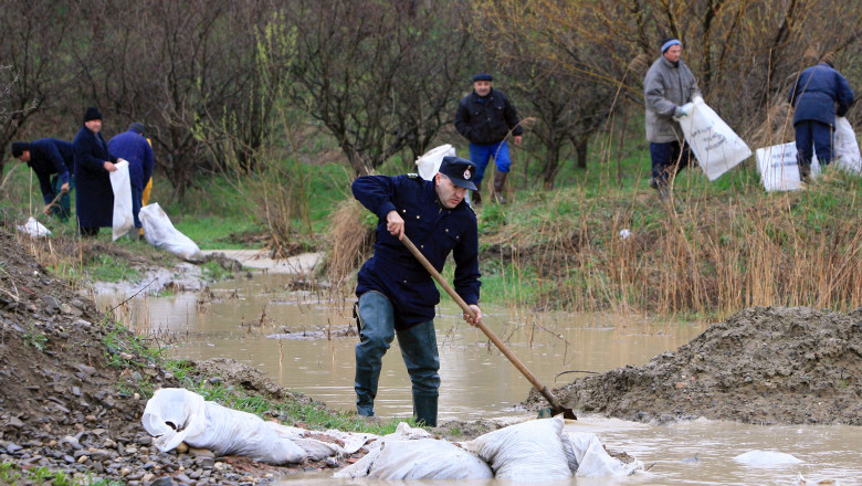 Cod galben de inundatii pe rauri din jumatatea de est a tarii, pana vineri seara Imagine
