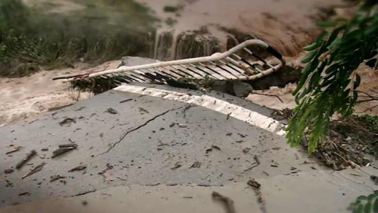 Cod galben de ploi si inundatii in noua judete. Un pod a fost luat de viitura in Mehedinti Imagine