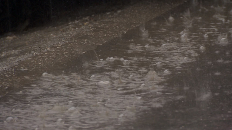 Cod galben de ploi si vijelii in Moldova. In Suceava, suvoaiele de apa au acoperit strazile Imagine