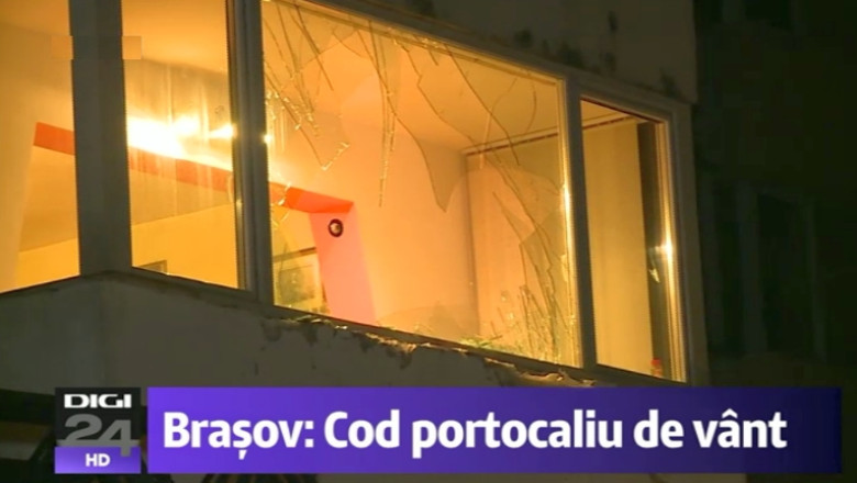 Cod portocaliu de vant in Brasov. Tabla de pe doua acoperisuri a fost luata de vant, lovind mai multe masini si un balcon Imagine
