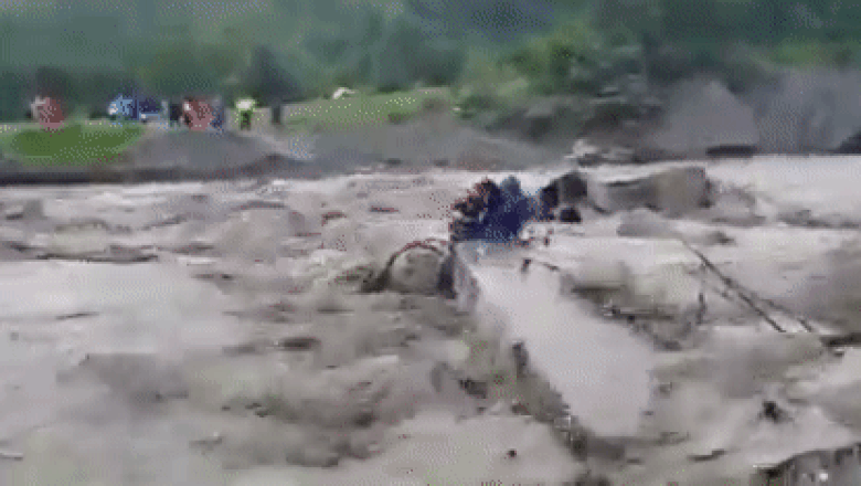 Cod rosu de furtuni. O femeie a murit dupa ce a fost luata de viitura in Arges Imagine