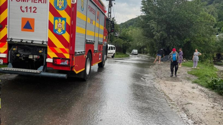 Cod rosu de grindina in Prahova si cod galben de inundatii in Buzau si Arges. Drumuri blocate si masini luate de ape Imagine